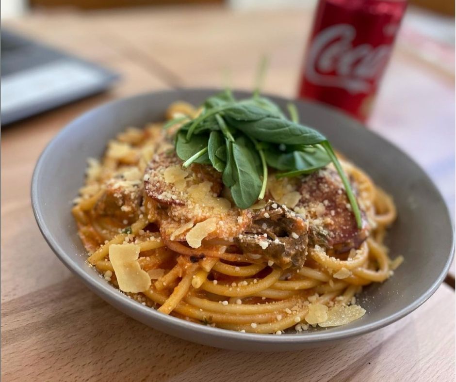Spaghetti in Tomatensauce mit Parmesan und Basilikum